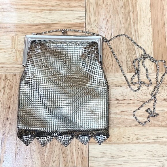 Vintage Unsigned Silver Mesh Clutch Evening Bag - Picture 4 of 11